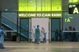Công dân Việt Nam về nước được kiểm tra và khai báo y tế tại Cảng Hàng không Quốc tế Canh Ranh, Khánh Hòa. (Ảnh: Phan Sáu/TTXVN)