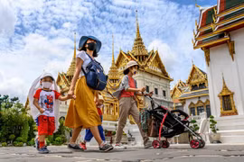 Người dân và khách du lịch thăm Hoàng cung ở thủ đô Bangkok, Thái Lan, ngày 7/6/2020. (Ảnh: AFP/TTXVN)