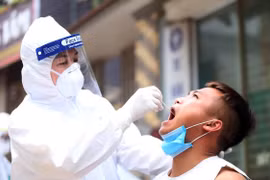 Lấy mẫu xét nghiệm virus SARS-CoV-2 cho người tiếp xúc với bệnh nhân nhiễm COVID-19.( Ảnh: Anh Tuấn/TTXVN)