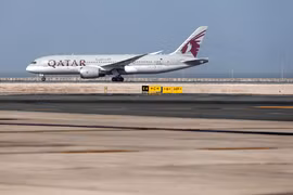 Máy bay của Hãng hàng không Qatar Airways tại sân bay ở Doha, Qatar. (Ảnh: AFP/TTXVN)