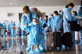 Đưa công dân Việt Nam ở nước ngoài về nước. (Ảnh: Huy Hùng/TTXVN)