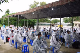 Các công dân được tiếp nhận, thực hiện cách ly tại Trường Quân sự tỉnh Sóc Trăng. (Ảnh: Chanh Đa/TTXVN)