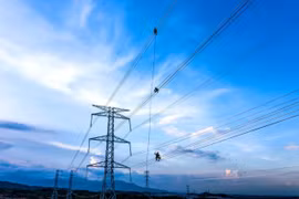 Thi công dự án đường dây truyền tải 500 kV, 220 kV tại huyện Thuận Nam để giải tỏa công suất điện các dự án năng lượng tái tạo. (Ảnh: Công Thử/TTXVN)