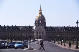 Cảnh vắng vẻ trên một đường phố ở Paris, Pháp, ngày 15/5/2020. (Ảnh: THX/TTXVN)