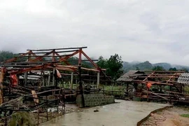 Một nhà dân bị hư hỏng do mưa lốc. (Ảnh TTXVN phát)