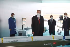 Tổng thống Thổ Nhĩ Kỳ Tayyip Erdogan xem mô hình tên lửa của Công ty quốc phòng Roketsan. (Nguồn: Anadolu)