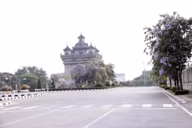 [Photo] Người dân Lào thực hiện giãn cách xã hội chống dịch COVID-19