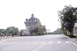 [Photo] Người dân Lào thực hiện giãn cách xã hội chống dịch COVID-19