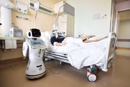 Một loại robot hỗ trợ các bệnh nhân mắc COVID-19. (Nguồn: Reuters)