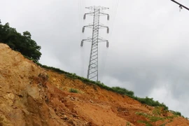 Một điểm sạt lở do mưa lũ. (Ảnh minh họa: Hoàng Nguyên/TTXVN)