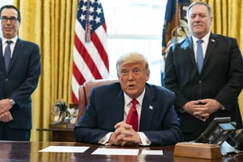 Tổng thống Trump trao Huân chương An ninh Quốc gia cho cố vấn cấp cao