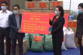 Lãnh đạo Thành ủy Hà Nội tặng quà cho huyện Mê Linh để phòng, chống dịch COVID-19. (Ảnh TTXVN phát)