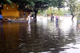 Một số đoạn đường trên các tuyến phố trong khu phố cổ Hội An bị ngập nước. (Ảnh: Trịnh Bang Nhiệm/TTXVN)