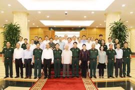 Tổng Bí thư, Chủ tịch nước Nguyễn Phú Trọng, Bí thư Quân ủy Trung ương và các đồng chí Bộ Chính trị chụp ảnh chung với Ban Thường vụ Quân ủy Trung ương. (Ảnh: Trí Dũng/TTXVN)