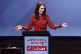 Thủ tướng New Zealand Jacinda Ardern mừng chiến thắng sau kết quả bầu cử tại Auckland, ngày 16/10/2020. (Ảnh AFP/TTXVN)