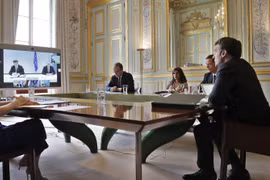 Tổng thống Pháp Emmanuel Macron tham dự cuộc hội đàm trực tuyến với Tổng thống Serbia Aleksandar Vucic và người đứng đầu chính quyền Kosovo Avdullah Hoti tại Paris ngày 10/7/2020. (Nguồn: EPA)