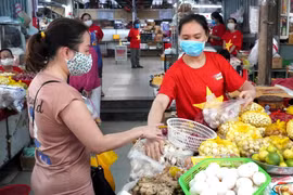Người dân Đà Nẵng thực hiện nghiêm việc đeo khẩu trang khi đi chợ. (Ảnh: Quốc Dũng/TTXVN)