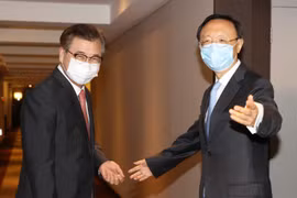 Ông Suh Hoon (trái) - Giám đốc Văn phòng an ninh quốc gia Hàn Quốc trong cuộc gặp ông Dương Khiết Trì - Ủy viên Bộ Chính trị Ban chấp hành trung ương Đảng Cộng sản Trung Quốc tại thành phố cảng Busan (Hàn Quốc) ngày 22/8/2020. (Ảnh: YONHAP/TTXVN)