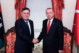 Thủ tướng Chính phủ Đoàn kết Dân tộc Libya (GNA) Fayez Serraj (trái) tiếp Ngoại trưởng Thổ Nhĩ Kỳ Mevlut Cavusoglu. (Nguồn: Reuters)