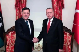 Thủ tướng Chính phủ Đoàn kết Dân tộc Libya (GNA) Fayez Serraj (trái) tiếp Ngoại trưởng Thổ Nhĩ Kỳ Mevlut Cavusoglu. (Nguồn: Reuters)