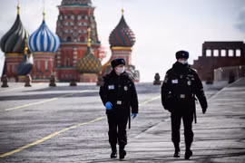 Cảnh sát gác trên Quảng trường Đỏ ở thủ đô Moskva, Nga, ngày 6/4/2020. (Ảnh: AFP/TTXVN)