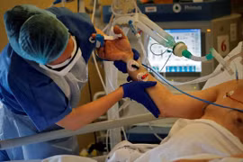Nhân viên y tế điều trị cho bệnh nhân mắc COVID-19 tại một bệnh viện ở Paris, Pháp ngày 7/4/2020. (Ảnh: AFP/TTXVN)