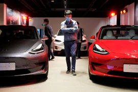 Người dân tham khảo tại một showroom ôtô ở Thượng Hải, Trung Quốc. (Nguồn: Reuters)