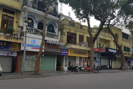 Nhiều cửa hàng trên các đường phố Hà Nội thực hiện nghiêm túc đề nghị ngừng kinh doanh. (Ảnh: Đinh Thuận/TTXVN)