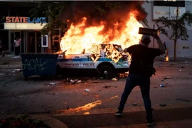 Một chiếc xe ôtô của cảnh sát Chicago bị đốt cháy trong cuộc bạo loạn sau cái chết của người đàn ông da màu George Floyd. (Nguồn: Sun Times)