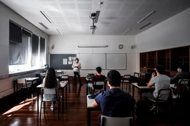 Giáo viên và học sinh đeo khẩu trang phòng lây nhiễm COVID-19 tại trường học ở Lisbon, Bồ Đào Nha, ngày 18/5/2020. (Ảnh: AFP/TTXVN)