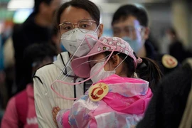 Người dân đeo khẩu trang phòng dịch COVID-19 tại nhà ga đường sắt phía Tây Bắc Kinh, Trung Quốc ngày 8/4/2020. (Ảnh: THX/TTXVN)