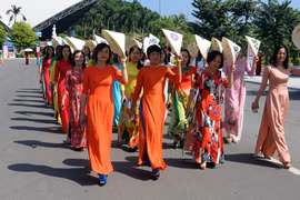 Phần trình diễn áo dài của các hội viên hội phụ nữ trên địa bàn thành phố Hạ Long. (Ảnh: Đức Hiếu/TTXVN)
