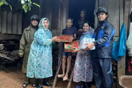 Tỉnh đoàn Quảng Trị tặng mỳ ăn liền và nước uống cho nhân dân vùng bị ảnh hưởng nặng do lũ lụt ở huyện Hướng Hóa. (Ảnh: Hồ Cầu/TTXVN)