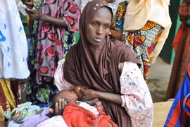 Một bà mẹ mang con bị suy dinh dưỡng tới khám tại bệnh viện ở Gao, Mali. (Ảnh: AFP/TTXVN)
