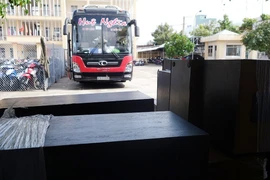 Phát hiện xe giường nằm chở số lượng lớn hàng hóa không rõ nguồn gốc