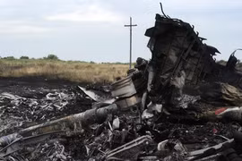 Hiện trường vụ rơi máy bay MH17 của hãng hàng không Malaysia Airlines ở gần thị trấn Shaktarsk, Ukraine, ngày 18/7/2014. (Ảnh: AFP/TTXVN)