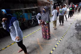 Người dân thực hiện giãn cách xã hội tại Jarkarta, Indonesia. (Nguồn: AP)
