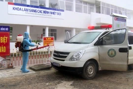 Phun tiêu độc khử trùng tại các điểm có nguy cơ lây lan dịch COVID-19 từ các đối tượng nhập cảnh. (Ảnh: Văn Tý/TTXVN)