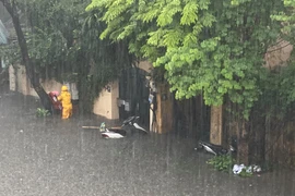 [Photo] Mưa trắng trời, nhiều tuyến phố Hà Nội ngập nặng giờ tan tầm