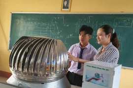 Độc đáo mô hình máy tạo nước sạch từ điện gió của cậu học trò lớp 11