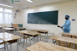 Phun khử khuẩn tại điểm thi trường Trung học phổ thông Trần Nhân Tông (quận Hai Bà Trưng, Hà Nội) sáng 6/8. (Ảnh: Thanh Tùng/TTXVN)