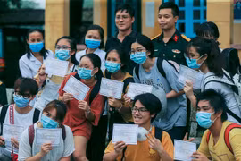 Các công dân vui mừng, phấn khởi khi hoàn thành thời gian cách ly theo dõi COVID-19. (Ảnh: Trọng Đạt/TTXVN)