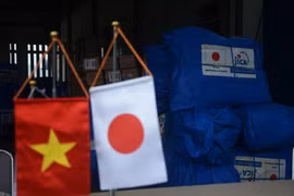 Chính phủ Nhật Bản thông qua Cơ quan Hợp tác Quốc tế Nhật Bản (JICA) chuyển hàng viện trợ tới người dân bị ảnh hưởng bởi lũ lụt tại tỉnh Thừa Thiên-Huế. (Ảnh: Văn Dũng/TTXVN)
