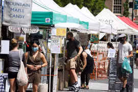 Người dân mua hàng tại một khu chợ ở Manhattan, New York, Mỹ ngày 29/5/2020. (Ảnh: THX/TTXVN)