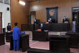 Quang cảnh phiên tòa xét xử vụ án liên quan đến chống người thi hành công vụ trong phòng, chống dịch COVID-19. (Ảnh: Mạnh Minh/TTXVN)