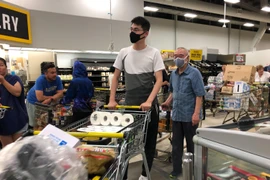 Người dân mua nhu yếu phẩm tại một siêu thị ở Auckland, New Zealand ngày 28/2/2020. (Ảnh: THX/TTXVN)