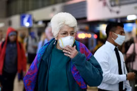 Người dân đeo khẩu trang để phòng tránh lây nhiễm COVID-19 tại Santiago, Chile, ngày 5/3/2020. (Ảnh: THX/TTXVN)