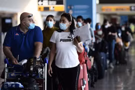 Hành khách đeo khẩu trang phòng lây nhiễm COVID-19 tại sân bay Fiumicino ở Rome, Italy, ngày 3/6/2020. (Ảnh: AFP/TTXVN)