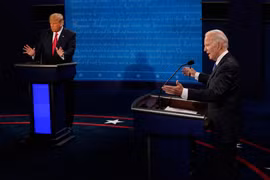 Đương kim Tổng thống Mỹ Donald Trump (trái) và ứng viên Tổng thống của đảng Dân chủ Joe Biden tại vòng tranh luận trực tiếp cuối cùng ở thành phố Nashville, bang Tennesse tối 22/10/2020 (giờ Mỹ). (Ảnh: AFP/TTXVN)