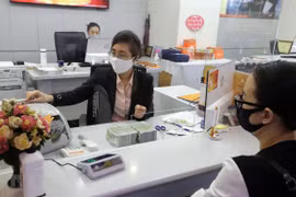 Khách hàng giao dịch tại Hội sở SHB, số 77 Trần Hưng Đạo, Hà Nội. (Ảnh minh họa: Trần Việt/TTXVN)